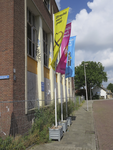 907846 Afbeelding van de vlaggen met de tekst 'Utrecht viert vrede' voor het leegstaande voormalige kantoorgebouw van ...